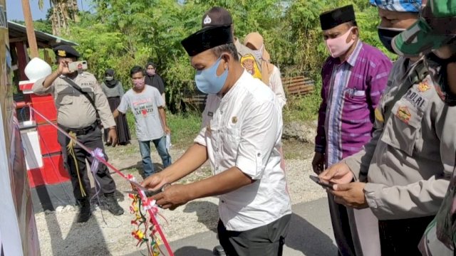 Camat Mawasangka Timur Hermansyah, menggunting Pita peresmian Kampung Tangguh Rajungan Beriman di Desa Batubanawa, Sabtu (27/06/2020).