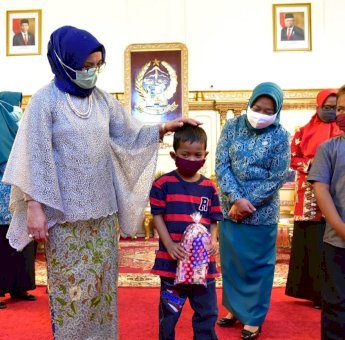 Lies F Nurdin dan Organisasi PBB untuk Migran Salurkan Bantuan Masker untuk Anak