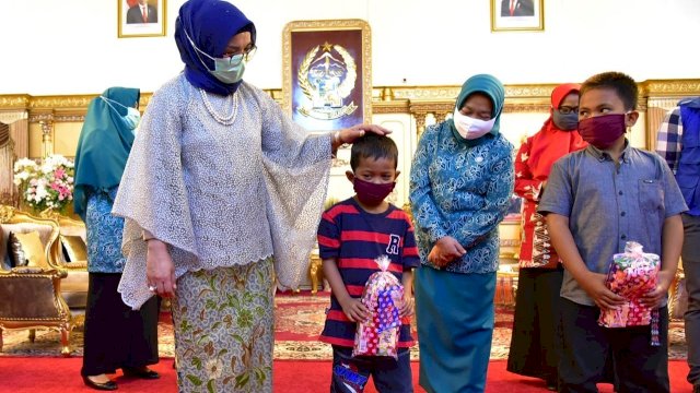 Lies F Nurdin dan Organisasi PBB untuk Migran Salurkan Bantuan Masker untuk Anak