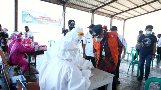 Penjabat Wali Kota Makassar Prof. Yusran Yusuf, meninjau proses Rapid Test di Pelelamgan Ikan Paottere, Rabu (03/06/2020).