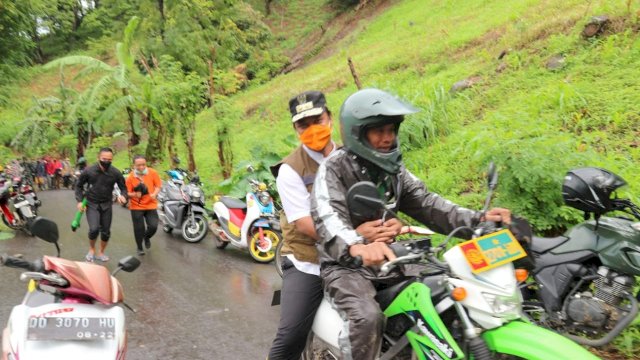 Wakil Gubernur Sulsel Andi Sudirman, dibonceng menggunakan kendaraan roda dua menuju Lokasi Banjir dan Longsor di Kabupaten Jeneponto, Sabtu (13/06/2020).