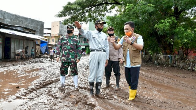 Gubernur Sulsel Prof. Nurdin Abdullah, bersama Bupati Bantaeng Ilham Azikin meninjau lokasi Banjir, Sabtu (13/06/2020).