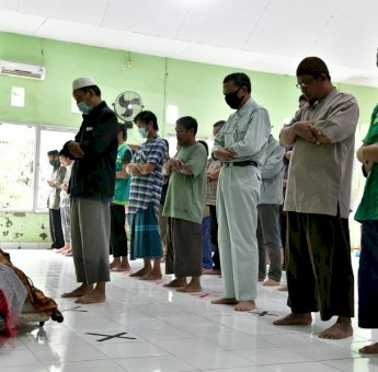Nurdin Abdullah Ikut Salat Jenazah Khaerul Korban Banjir di Bantaeng