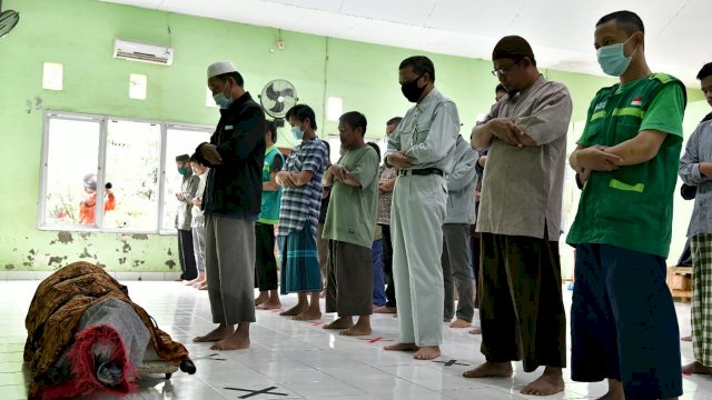 Nurdin Abdullah Ikut Salat Jenazah Khaerul Korban Banjir di Bantaeng
