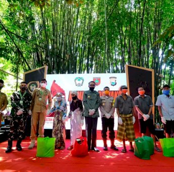 Nurdin Abdullah Serahkan Rapid Test dan APD di Kampung Ewako Gowa