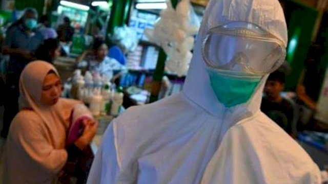 Petugas medis mengenakan APD. (foto: internet)