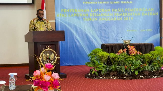 Bupati Buton Tengah Samahuddin, memberikan sambutan usai menerima predikat WTP di Kantor BPK RI Perwakilan Sultra, Kendari, Senin (23/06/2020).