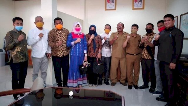Anggota Komisi III bersama Pejabat Dinas Kelauyan dan Perikanan Sultra, Selasa (23/06/2020).