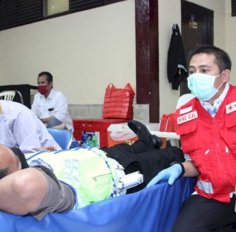 Sambut Hari Bhayangkara Ke-74, Polres Pelabuhan Makassar Gandeng PMI Gelar Donor Darah