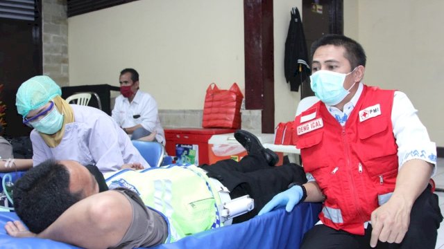 Ketua PMI Kota Makassar Syamsu Rizal (Deng Ical), meninjau pelaksanaan Donor Darah di Polres Pelabuhan, Selasa (23/06/2020).