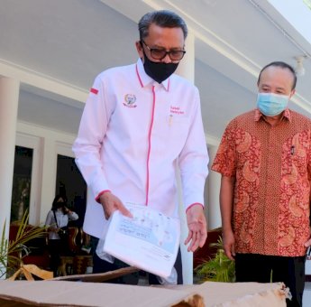 Terharu, Dokter Bambang Teteskan Air Mata di Hadapan Gubernur Sulsel