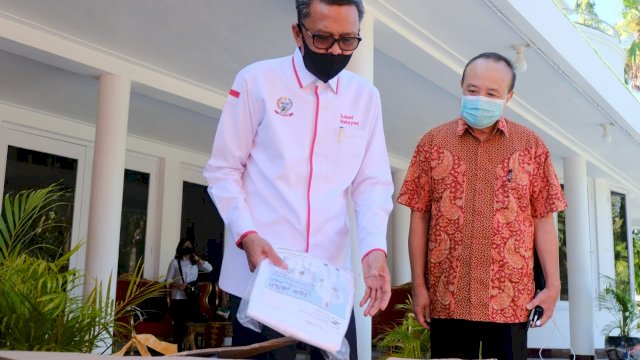 Terharu, Dokter Bambang Teteskan Air Mata di Hadapan Gubernur Sulsel