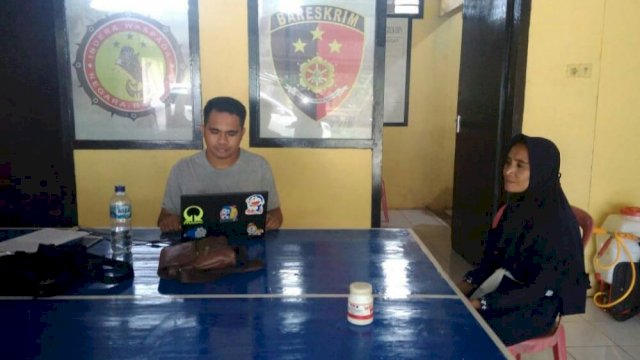 Kasat Reskrim Iptu Hamka, bersama ibu Korban, Jumat (03/07/2020).