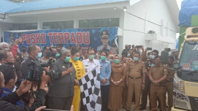 Gubernur Sultra Ali Mazi, melepas penyaluran bantuan untuk warga, Senin (06/07/2020).
