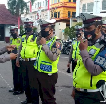 Dukung Program Gerakan Sejuta Masker, Kasat Lantas Polres Gowa Bagikan Masker ke Personilnya