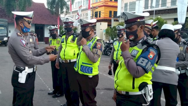 Dukung Program Gerakan Sejuta Masker, Kasat Lantas Polres Gowa Bagikan Masker ke Personilnya