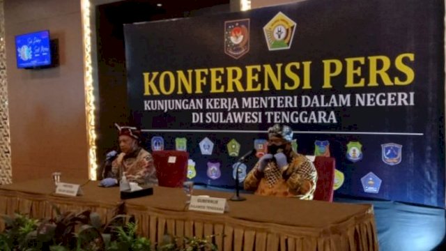 Gubernur Sultra Ali Mazi, dan Menteri Dalam Negeri Tito Karnavian, menggelar Konferensi Pers usai Rapat Koordinasi membahas Pilkada Serentak 2020, di Hotel Claro Kendari, Kamis (09/07/2020).