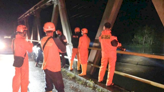 Petugas BPBD Soppeng melakukan Pemantauan aliran Sungan Walennae, Jumat (10/07/2020) malam.