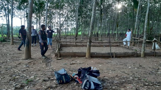 Polisi melakukan penggerebekan arena judi sabung ayam di Kelurahan Mannanti, Kabupaten Sinjai, Sabtu (11/07/2020).