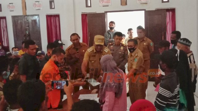 Bupati Buteng Samahuddin (La Ramo), menyerahkan secara simbolis bantuan kepada Nelayan, Selasa (14/07/2020).
