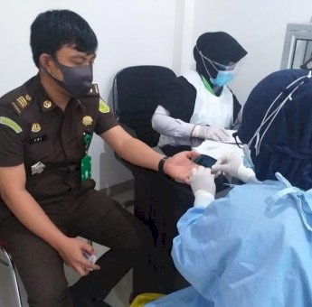 Antisipasi Penyebaran Covid-19, Pegawai Kejari Soppeng Ikut Rapid Test