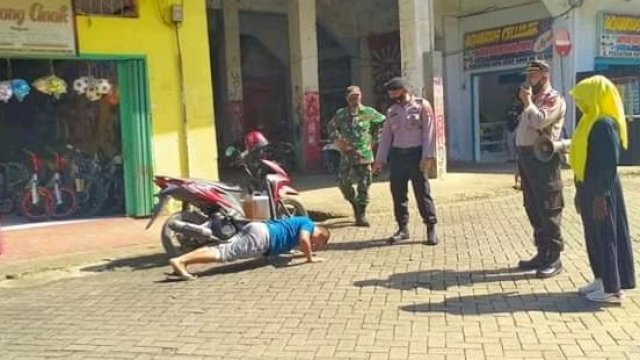 Salah satu warga Sinjai dihukum Push Up karena tidak menggunakan masker.