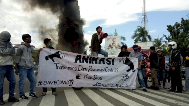 Aliansi Mahasiswa Sinjai (Animasi) melakukan unjuk rasa di depan tugu Bambu kota Sinjai, Rabu (29/07/2020).