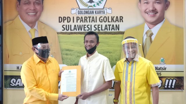 Malkan Amin - Andi Salahuddin Rum memperlihatkan surat rekomendasi partai Golkar di kantor DPD I Golkar Sulsel.