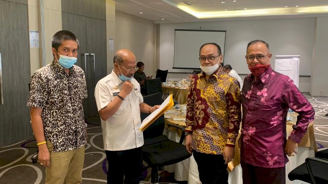 Ketua DPD II Golkar Jeneonto, Iksan Iskandar serahkan surt dukungan ke Calon Ketua DPD Golkar Sulsel Supriansa, di Novotel Makassar beberapa hari lalu.