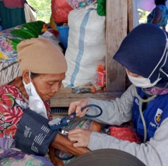 Hari ke-10 di Lokasi Bencana Banjir, KNPI Sulsel Bagi-Bagi Masker