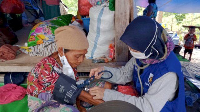 Hari ke-10 di Lokasi Bencana Banjir, KNPI Sulsel Bagi-Bagi Masker
