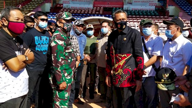 Gubernur Sulsel Nurdin Abdullah kembali meninjau stadion Andi Matalatta, Selasa (28/07/2020). Pemprov Sulsel melayangkan surat protes ke polda Sulsel, terkait Taksasi tetap dsilanjutkan. 