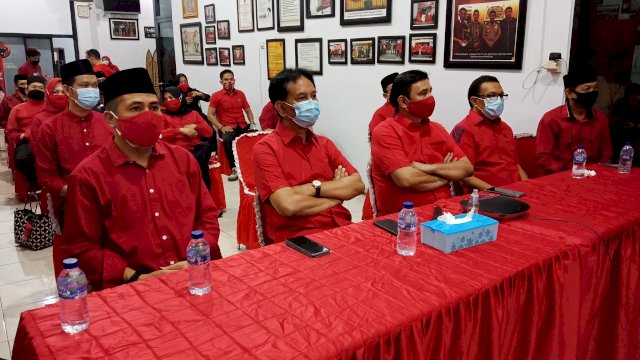 Bakal Calon Wali Kota Makassar Syamsu Rizal Deng Ical (Ujung Kiri), mengikuti pembacaan usungan oleh Ketua Umum PDP-Perjuangan Megawati Soekarno Putri, di Sekretariat DPD PDI-Perjuangan Sulsel, Jl. Bawakaraeng, Kota Makassar, Jumat (17/07/2020).
