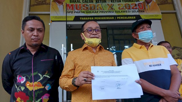 Bakal calon ketua Golkar Sulsel, Supriansa (Tengah) menunjukkan surat tanda terima dari panitia musda Golkar Sulsel, setelah menyerahkan syarat dukungan.