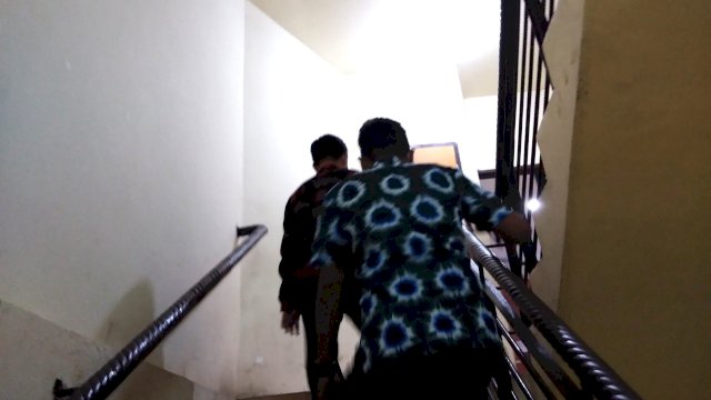Anggota DPRD Makassar Andi Hadi Ibrahim Baso, menaiki tangga saat akan diperiksa di Polrestabes Makassar, Jumat (17/07/2020).