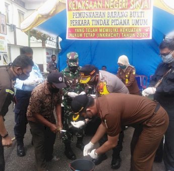 Kejari Sinjai Musnahkan Barang Bukti Tindak Pidana Jenis Sabu