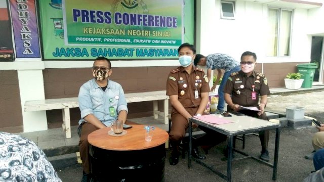 Komferensi Pers Kejaksaan Negeri Sinjai atas penetapan tersangka terhadap kasus korupsi dana pembangunan trotoar ruas jalan persatuan raya pada tahun anggaran 2018, Kamis (16/07/2020).