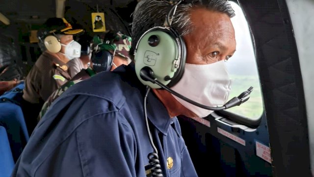 Gubernur Sulsel Prof Nurdin Abdullah, meninjau bencana banjir bandang di Luwu Utara menggunakan Helikopter, Kamis (16/07/2020).