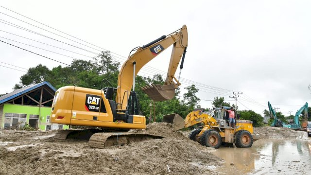 Pengerukan Jalur utama menuju Masamba yang tertutup Lumpur dan Tanah akibat Banjir Bandang.