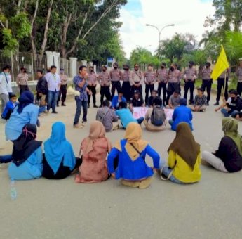 Beri Kado di HUT Bhayangkara ke-74, PMII Bawa Keranda Ke Polda Sultra