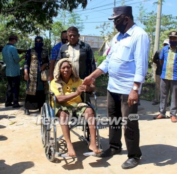 Bupati Buteng Beri Bantuan Kursi Roda Untuk Wa Gia Warga Watulea Penderita Lumpuh