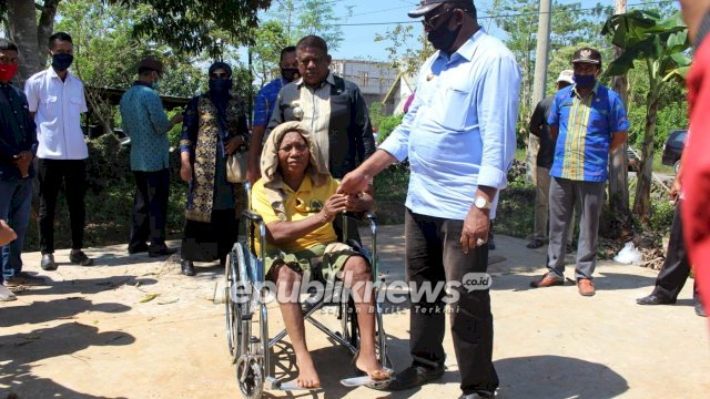 Bupati Buteng Samahuddin (La Ramo), saat menyerahkan kursi roda kepada Wa Gia, Kamis (02/06/2020).