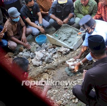 Resmikan Peletakan Batu Pertama Pembuatan Pagar Seragam, Ini Harapan Bupati Buton Tengah
