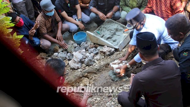 Bupati Buton Tengah Samahuddin (La Ramo), melakukan peletakan batu pertama pembangunan pagar seragam di Desa Wadiabero, Kecamatan Gu, Kamis (02/06/2020).