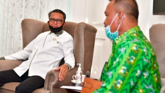 Gubernur Sulsel Prof. Nurdin Abdullah menerima Ketua KKSS Kabupaten Mimika Syamsuddin Baena, Jumat (03/07/2020).