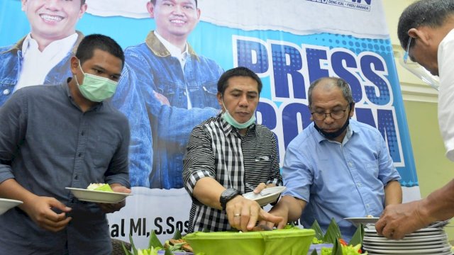 Mantan Wali Kota Makassar Dua Periode, Ilham Arief Sirajuddin (IAS), dan Calon Wali Kota Makassar, Syamsu Rizal (Deng Ical), bersama Putra Gubernur Sulsel Prof. Nurdin Abdullah, Fauzi Nurdin, saat Peresmian Posko dan Deklarasi Pasangan Deng Ical-Fadli Ananda, Senin (06/07/2020).