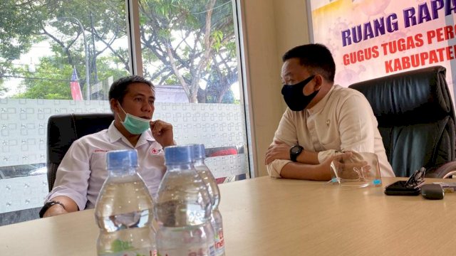 Bakal Calon Wali Kota Makassar Syamsu Rizal (Deng Ical), berbincang dengan Bupati Bantaeng Ilham Syah Azikin, Jumat (10/07/2020).