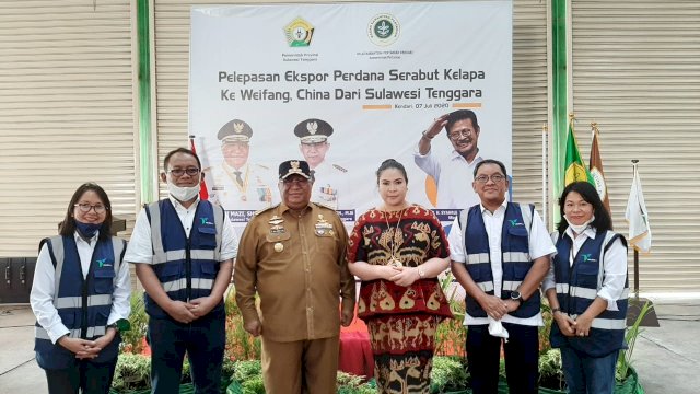 Pelindo IV Ekspor Perdana 18 Ton Serabut Kelapa dari Kendari New Port