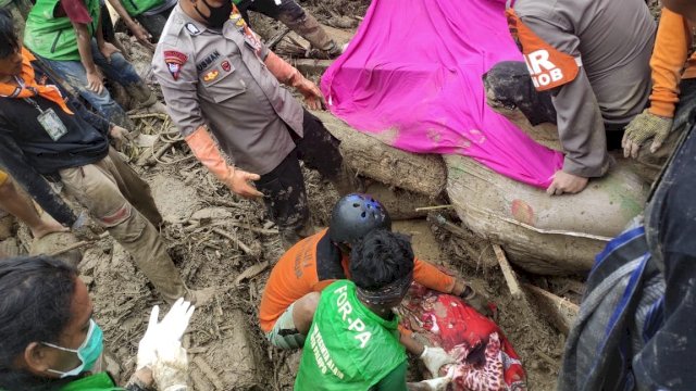 Proses evakuasi korban banjir bandang yang meninggal dunia karena tertimbun tanah bercampur lumpur di Masamba, Luwu Utara, Rabu (15/07/2020).