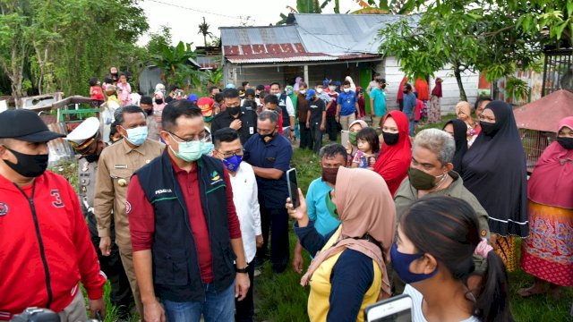 Nurdin Abdullah dan Judas Amir Dampingi Mensos Tinjau Rumah Warga Penerima Bansos PKH